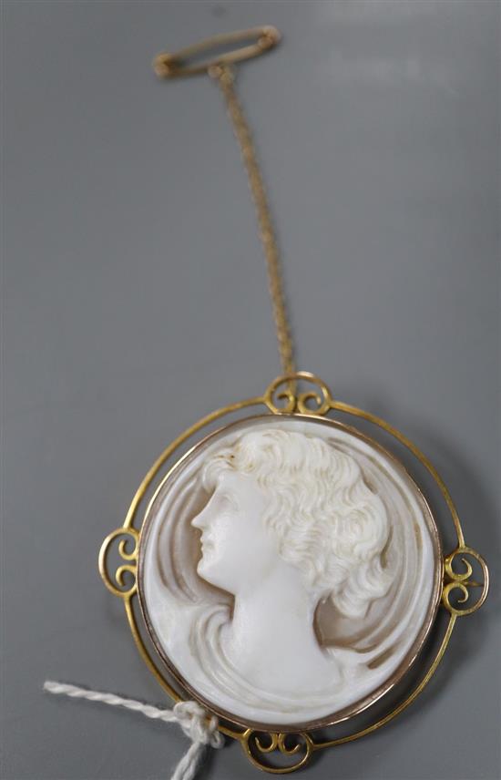 An Edwardian 9ct mounted circular cameo shell brooch, carves the bust of a lady to dexter, 46mm, gross 10 grams.